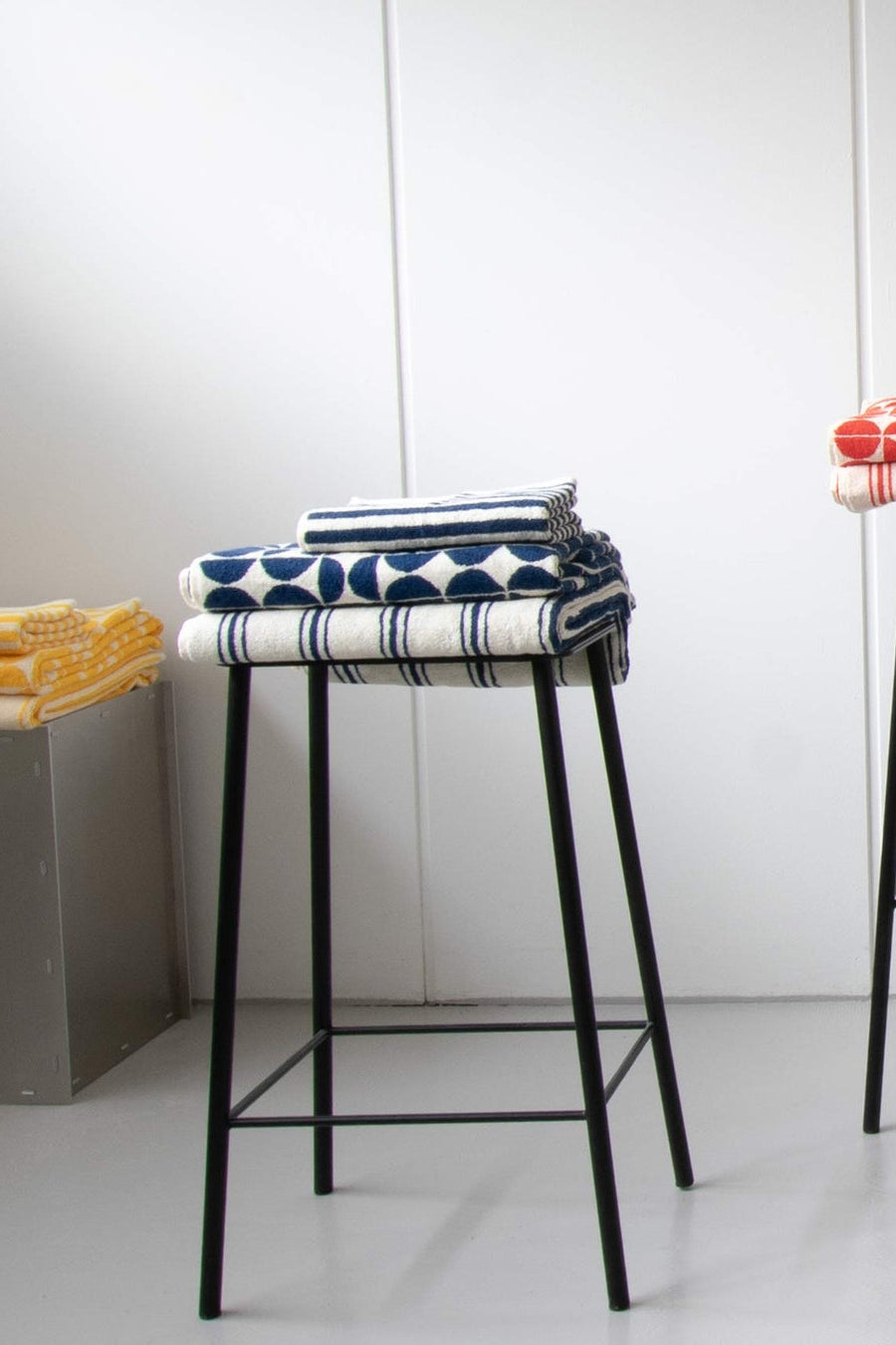 Pinstripe håndklæde, Slate Indigo/Cream - 45x65 cm